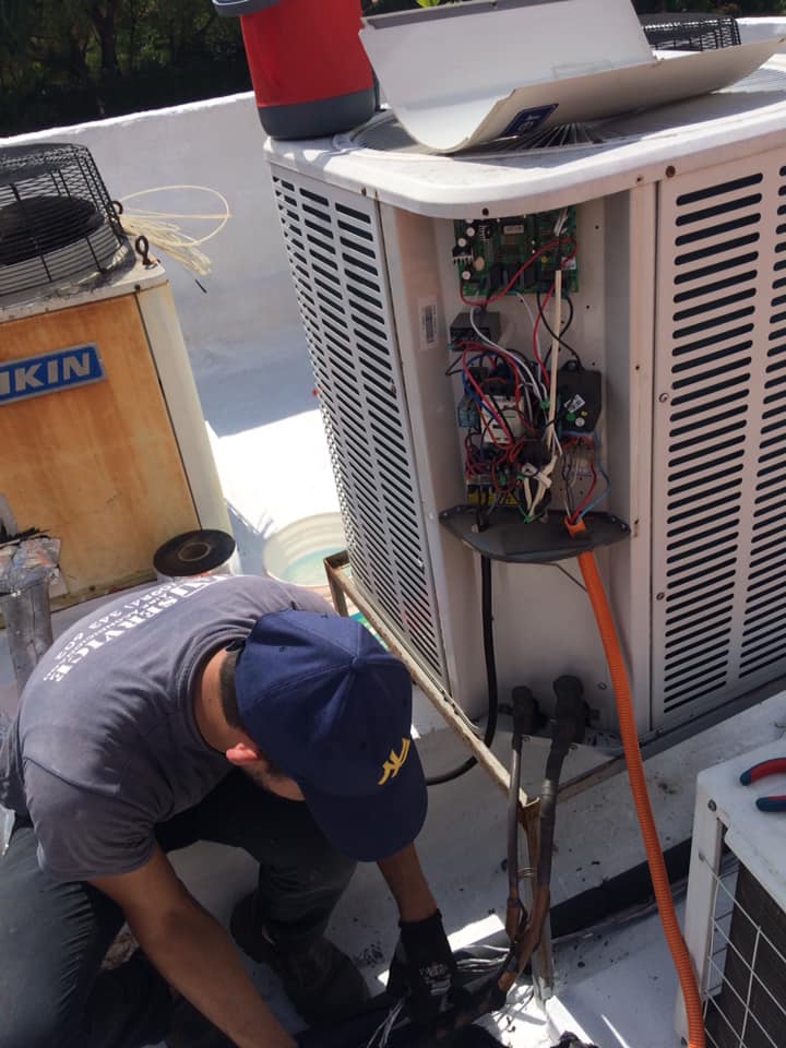 Técnico Mat Service realizando servicio en Paraguay